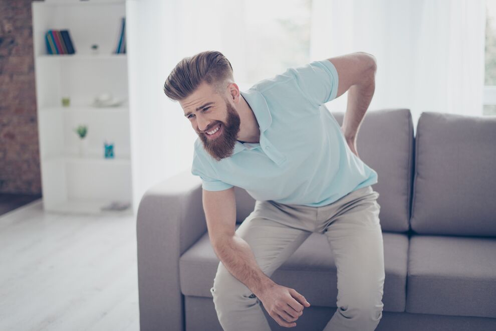 Ūmus apatinės nugaros dalies skausmas su aštriais judesiais pacientui, sergančiam osteochondroze