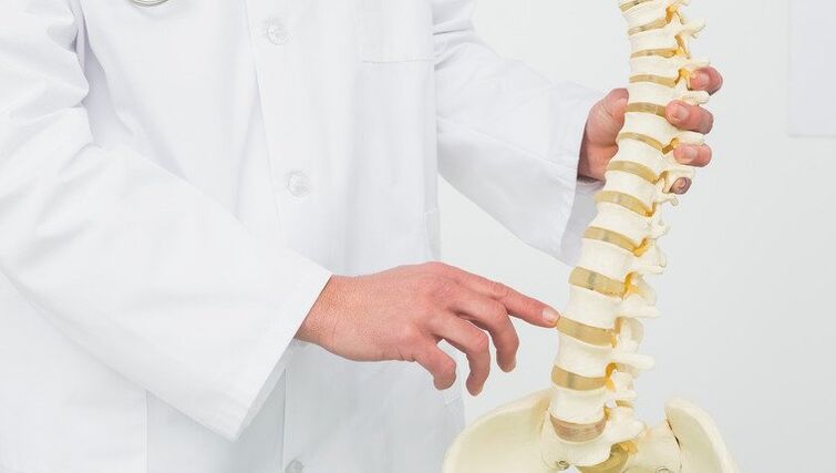 Gydytojas parodo osteochondrozės vystymosi procesą